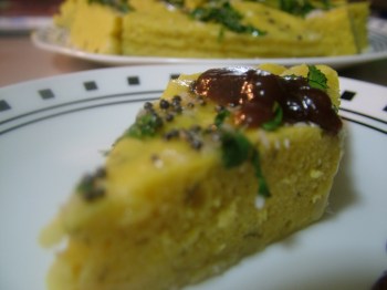 ....Served with Tamarind Chutney.