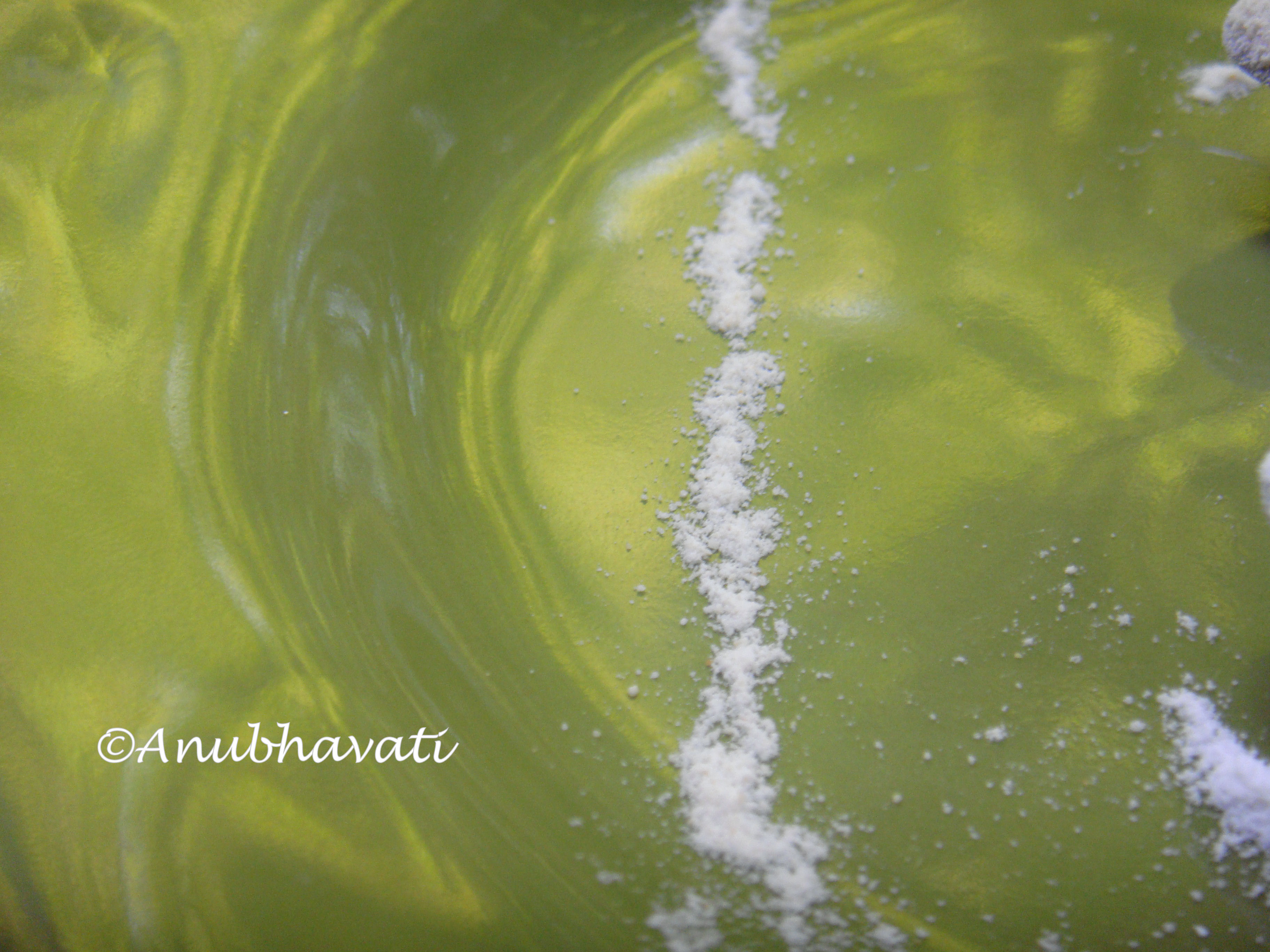 Draw a line with the roasted rice flour.