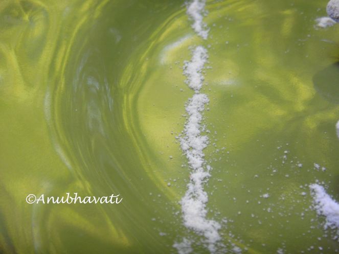 Draw a line with the roasted rice flour.