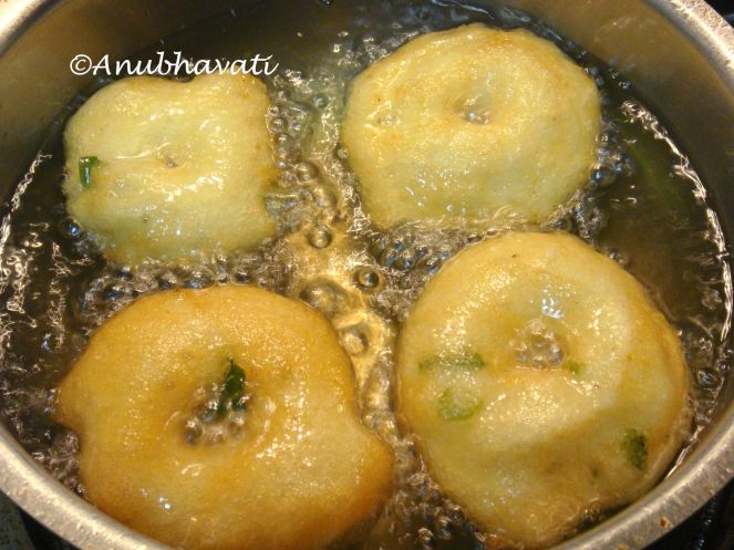 Vadais frying in Oil.